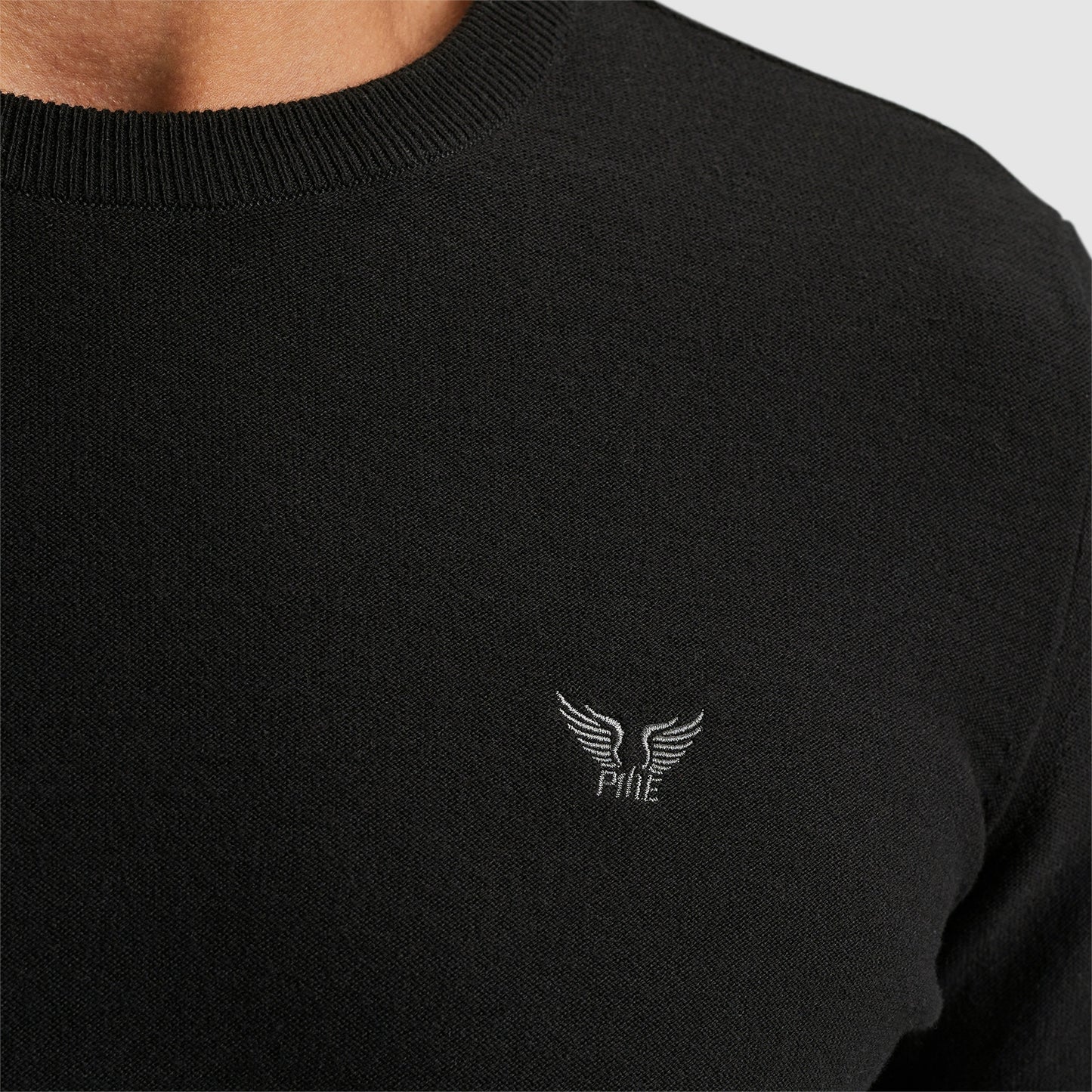 R-neck cotton knit