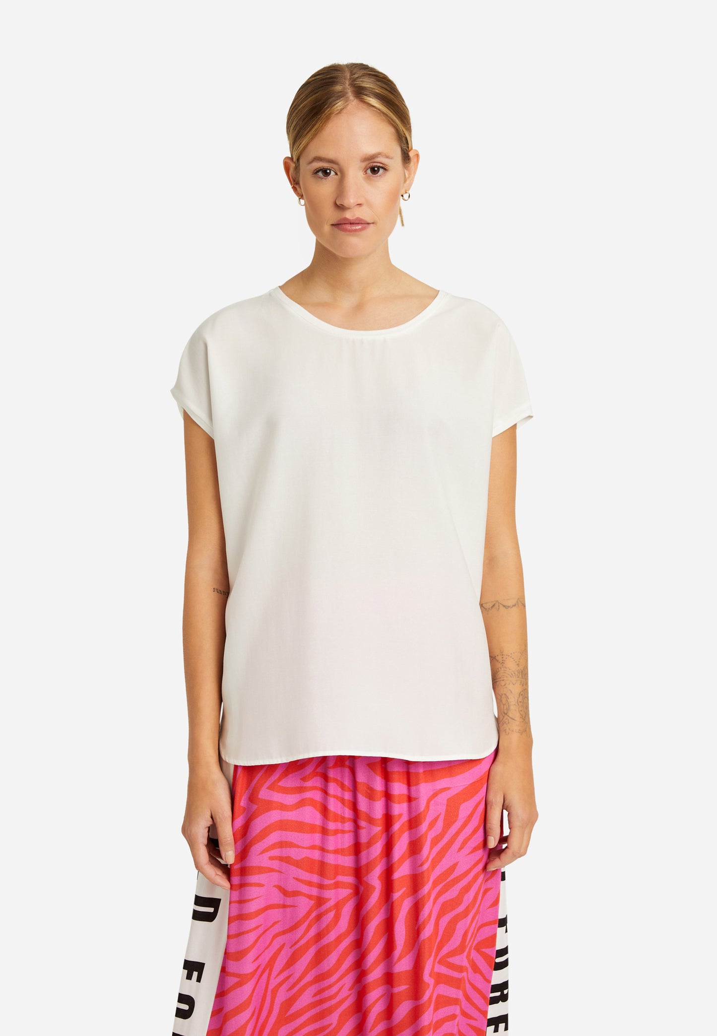 Shirt with dropped shoulders and roundneck