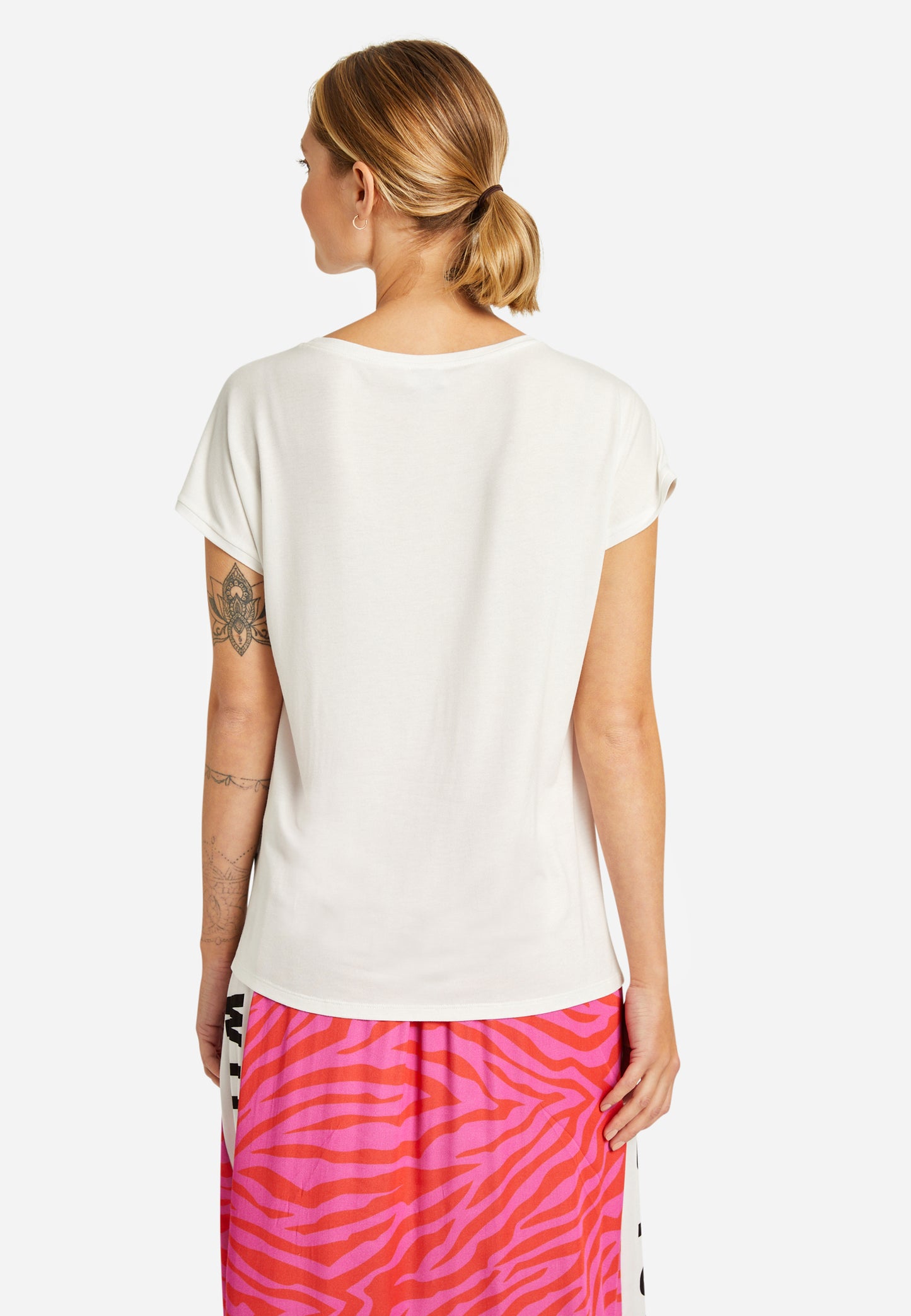Shirt with dropped shoulders and roundneck