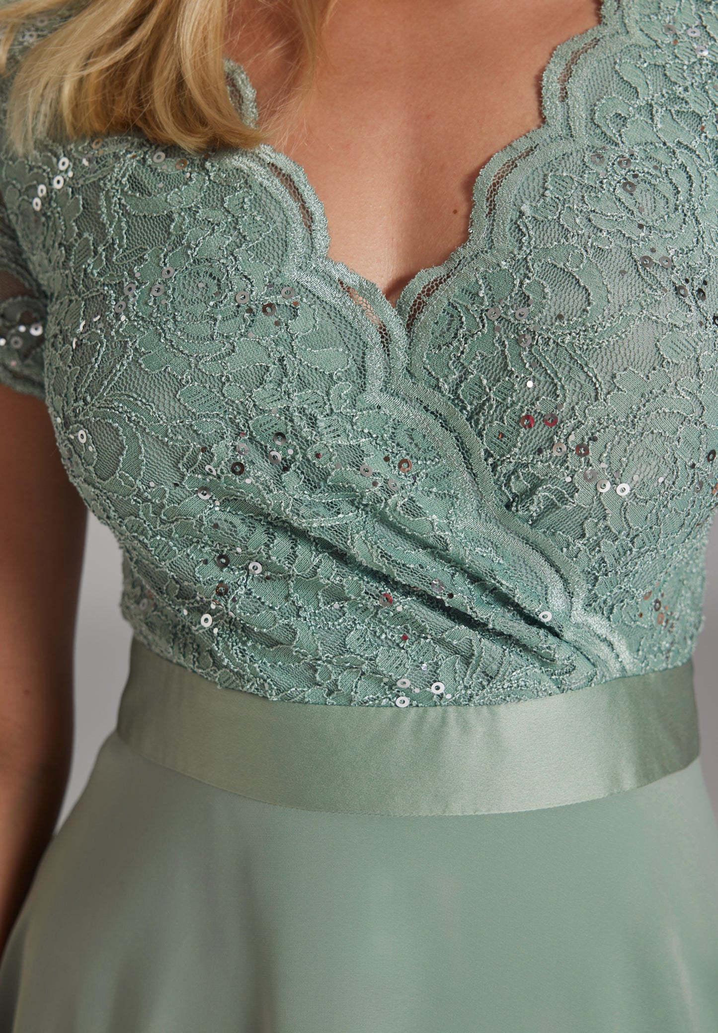 Spitzen-Chiffon-Kleid mit Taillenband