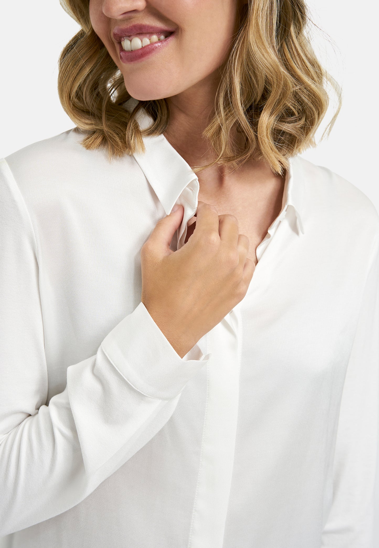 Blouse with collar, placket and 1/1 sleeves