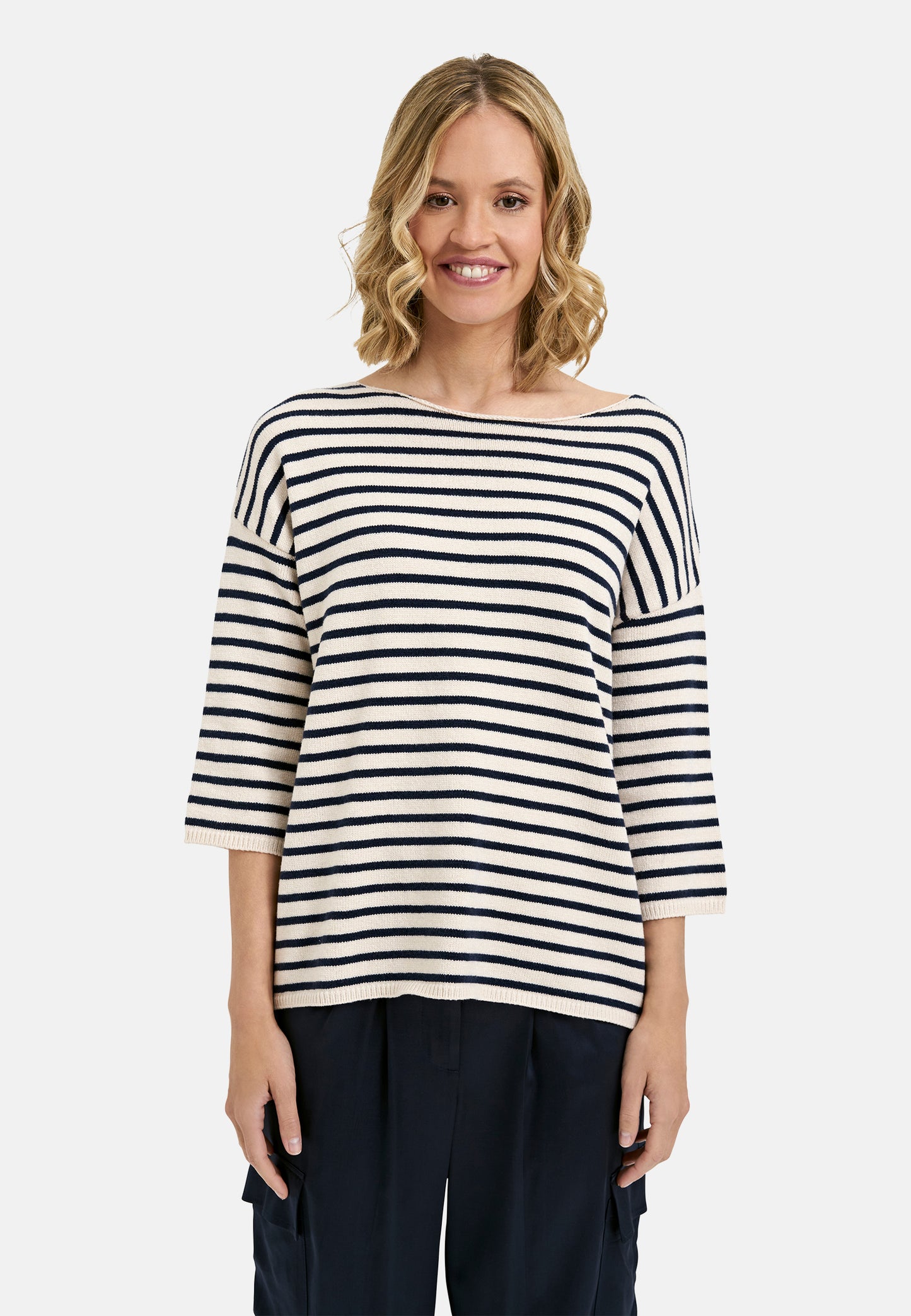 Pullover w roundneck, oversized shoulder + 3/4 sleeves